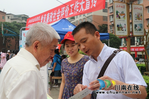 龙马潭红星街道党工委书记到社区发放“连心卡”(图1) 龙马潭红星街道党工委书记到社区发放“连心卡”(图1)