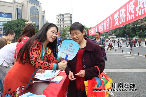 龙马潭区红星街道总工会：发放温情小扇子&nbsp;推进发展会员(图1)