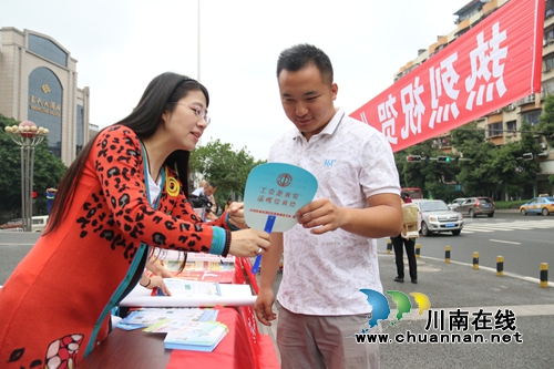 龙马潭区红星街道总工会：发放温情小扇子&nbsp;推进发展会员(图2)
