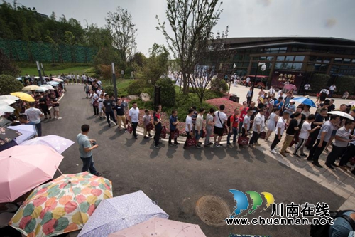 5·20 泸州千名单身男女聚集长岛拨动“情线”(图5) 5·20 泸州千名单身男女聚集长岛拨动“情线”(图5)