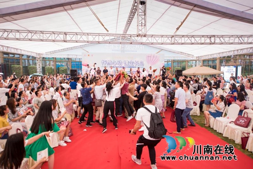 5·20 泸州千名单身男女聚集长岛拨动“情线”(图4) 5·20 泸州千名单身男女聚集长岛拨动“情线”(图4)