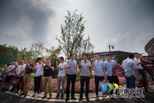 5·20 泸州千名单身男女聚集长岛拨动“情线”(图10) 5·20 泸州千名单身男女聚集长岛拨动“情线”(图10)