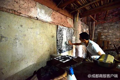 猪圈中发现清代石碑 自贡灯会起源或溯至汉唐(图2) 猪圈中发现清代石碑 自贡灯会起源或溯至汉唐(图2)