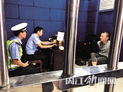 内江:男子被拦神色紧张 交警一查竟是网逃(图1) 内江:男子被拦神色紧张 交警一查竟是网逃(图1)
