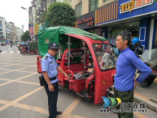 泸县玄滩派出所开展场镇乱停乱放整治行动