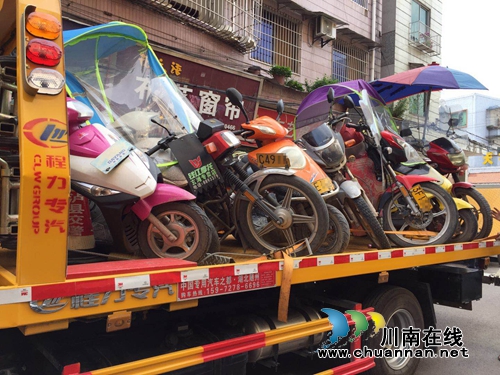 泸县玄滩派出所开展场镇乱停乱放整治行动(图1) 泸县玄滩派出所开展场镇乱停乱放整治行动(图1)