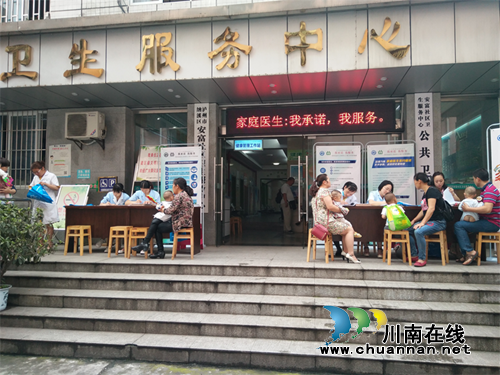 纳溪区社区居民把家庭医生签约服务包“提”回家