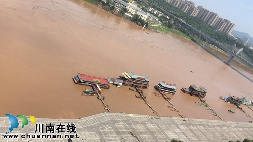 洪峰将至车主们注意,泸州航母停车场已经关闭(图1) 洪峰将至车主们注意,泸州航母停车场已经关闭(图1)