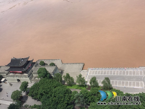 洪峰将至车主们注意，泸州航母停车场已经关闭