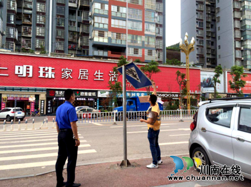 古蔺县住建局依法拆除户外广告 还城市美貌(图2) 古蔺县住建局依法拆除户外广告 还城市美貌(图2)