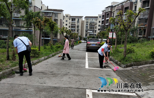 泸州市中级人民法院开展进社区卫生清扫志愿服务活动(图1) 泸州市中级人民法院开展进社区卫生清扫志愿服务活动(图1)