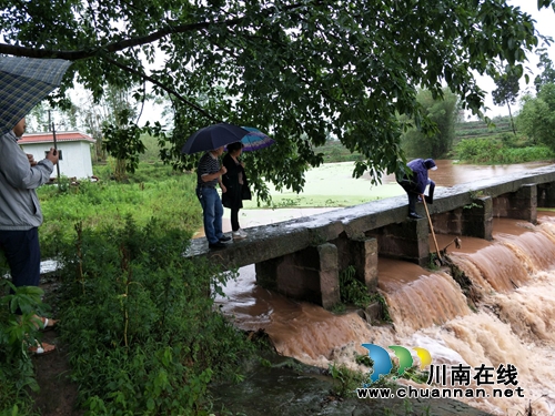 宜宾南溪区长兴镇人大查看雨后灾情