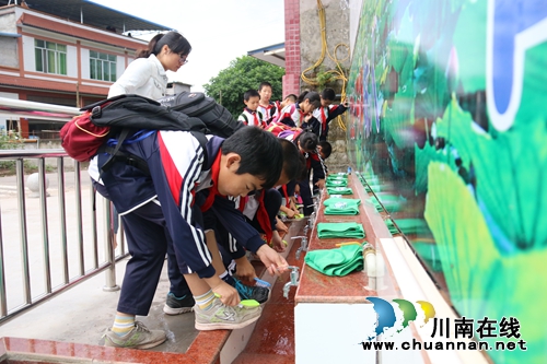 泸州市龙马潭区一村小校门口设“洗鞋池”，(图2)