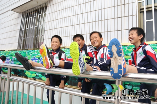 泸州市龙马潭区一村小校门口设“洗鞋池”，(图5)