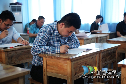 泸州龙马潭：机关干部变考生&nbsp;理论学习促提升(图3)