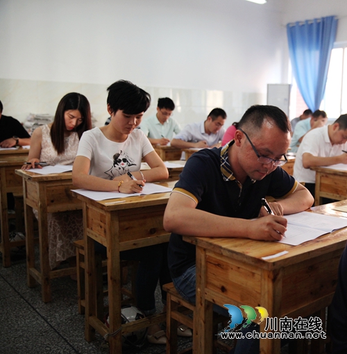 泸州龙马潭：机关干部变考生&nbsp;理论学习促提升(图4)