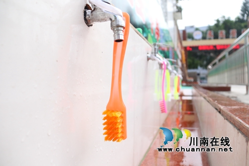 泸州市龙马潭区一村小校门口设“洗鞋池”，(图7)