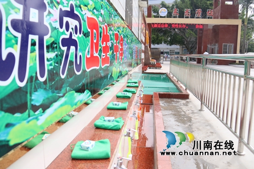 泸州市龙马潭区一村小校门口设“洗鞋池”，(图6)