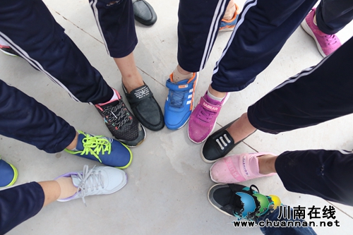 泸州市龙马潭区一村小校门口设“洗鞋池”，(图8)