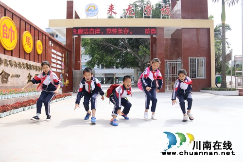 泸州市龙马潭区一村小校门口设“洗鞋池”，(图9)