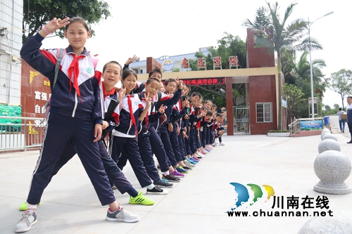 泸州市龙马潭区一村小校门口设“洗鞋池”，(图10)