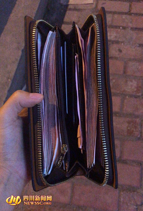 捡到2万余元现金&nbsp;泸州女店主拾金不昧拒酬谢