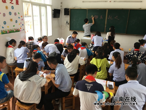 叙永县地税局走进特殊教育学校献爱心(图1) 叙永县地税局走进特殊教育学校献爱心(图1)