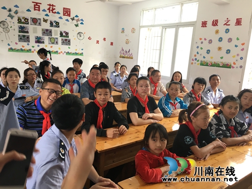 叙永县地税局走进特殊教育学校献爱心(图2) 叙永县地税局走进特殊教育学校献爱心(图2)