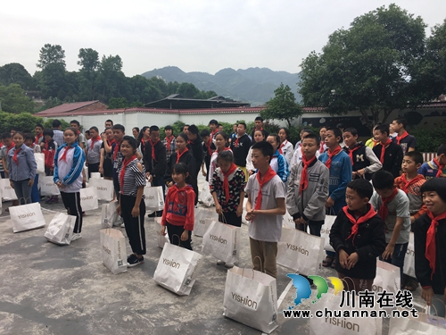 叙永县地税局走进特殊教育学校献爱心