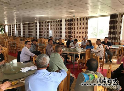 龙马潭区特兴食药监所对乡厨协会会员进行食品安全知识培训