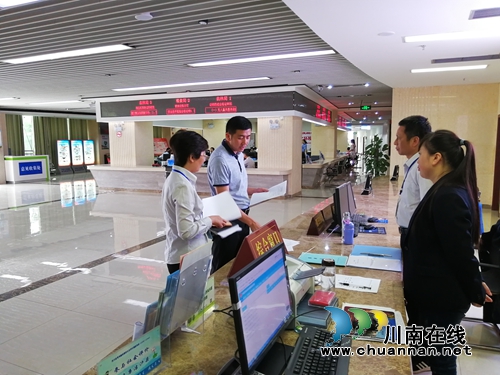 肖刚暗访泸县政务服务中心窗口作风及“最多跑一次”改革工作(图1) 肖刚暗访泸县政务服务中心窗口作风及“最多跑一次”改革工作(图1)