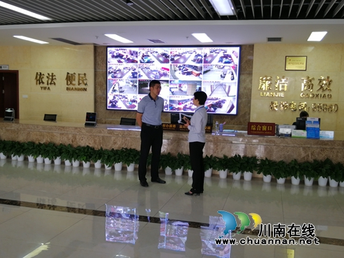 肖刚暗访泸县政务服务中心窗口作风及“最多跑一次”改革工作