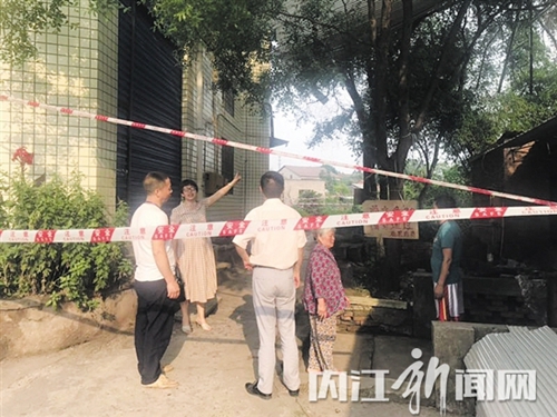 内江“天降”铝板：一块砸中车&nbsp;一块卡树上(图2)