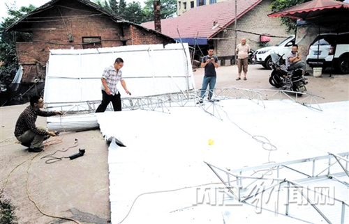 内江“天降”铝板：一块砸中车&nbsp;一块卡树上(图3)