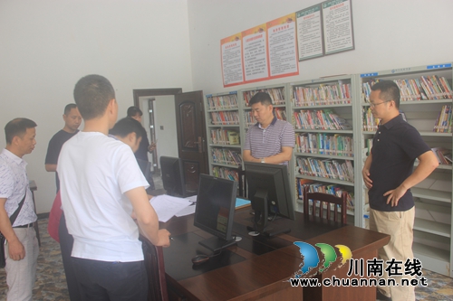 泸州市文体新广局副局长李林到泸县百和镇检查宣传思想文化工作