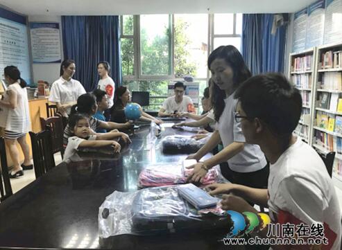 泸州市气象局“六一”慰问报恩塔社区儿童