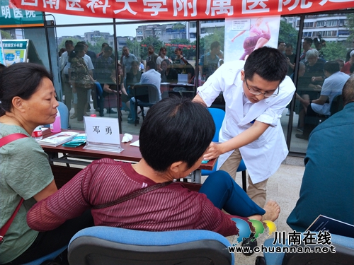 西南医大附院“全国爱足日”开展足踝义诊活动(图5)