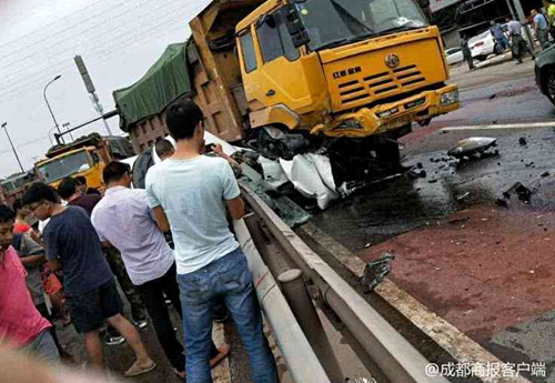 夺命的转弯！内江大货车与轿车相撞致1人死亡(图1)