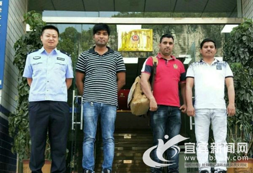 外宾手写英语感谢信&nbsp;点赞宜宾民警找回失物(图1)