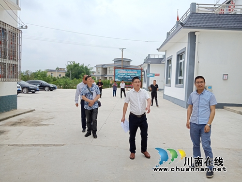 泸县发改局牵头到潮河镇验收易地扶贫搬迁点配套设施建设(图2) 泸县发改局牵头到潮河镇验收易地扶贫搬迁点配套设施建设(图2)