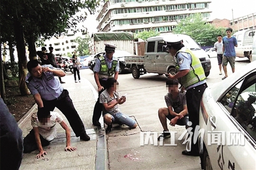 内江三男子街头持械斗殴 交警出手当场拿下(图1) 内江三男子街头持械斗殴 交警出手当场拿下(图1)