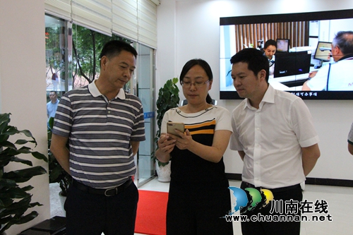 市政务服务中心主任罗永平一行督查红星街道优化最佳政务服务试点工作