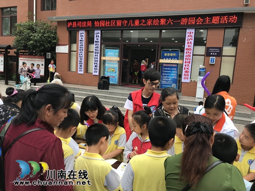 泸县司法局与玉蟾街道怡园社区开展“缤纷色彩·绘聚六一”共驻共建活动