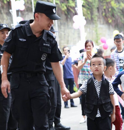 自贡“警营开放日”:“小警粉”们过足瘾(图2) 自贡“警营开放日”:“小警粉”们过足瘾(图2)