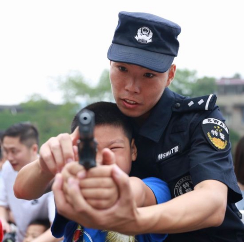 自贡“警营开放日”:“小警粉”们过足瘾(图4) 自贡“警营开放日”:“小警粉”们过足瘾(图4)