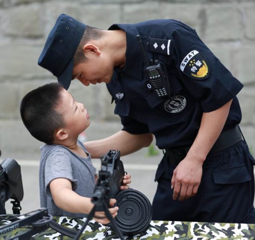 自贡“警营开放日”:“小警粉”们过足瘾(图5) 自贡“警营开放日”:“小警粉”们过足瘾(图5)