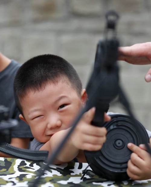 自贡“警营开放日”:“小警粉”们过足瘾(图6) 自贡“警营开放日”:“小警粉”们过足瘾(图6)