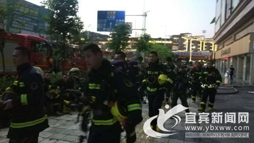 达州突发大火&nbsp;宜宾消防支队火线驰援(图2)