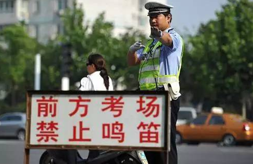 泸州交警多措并举&nbsp;保障高考期间道路畅通