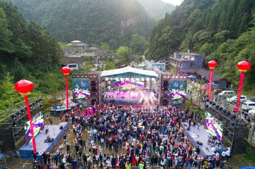 森林跑、音乐节……泸州黄荆老林上演不眠夜(图1)